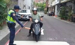 4-屏警強化無號誌路口停讓人車　打造安全回家的路! 圖2